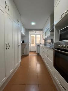 A kitchen or kitchenette at Preciosa vivienda con gran terraza, parking gratis