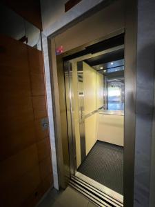 Preciosa vivienda con gran terraza muy luminoso في غرناطة: باب المصعد في مبنى فيه ممر