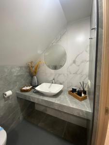 łazienka z umywalką i lustrem na ladzie w obiekcie Smerekova Hata w mieście Miżhirja