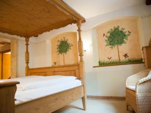 A bed or beds in a room at Landhaus Benediktenhof