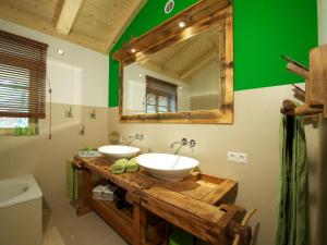 ein Badezimmer mit 2 Waschbecken und einem Spiegel in der Unterkunft Landhaus Benediktenhof in Bad Tölz