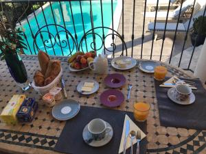 een tafel met borden en een fruitschaal bij Bouzigues Suite Parentale Étang de Thau in Bouzigues