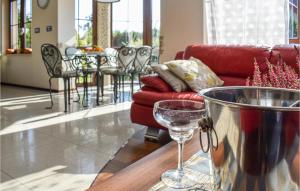 Χώρος καθιστικού στο Lovely Home In Mscice With Kitchen
