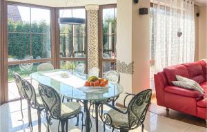 Χώρος καθιστικού στο Lovely Home In Mscice With Kitchen