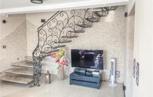 A television and/or entertainment centre at Lovely Home In Mscice With Kitchen