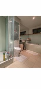 Salle de bains dans l'établissement Central London 1 bed Apartment