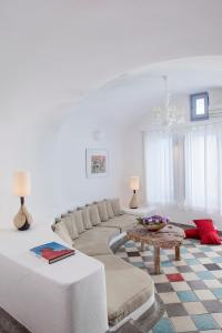 菲羅斯特法尼的住宿－勒卡斯緹吉斯套房酒店，客厅配有沙发和桌子