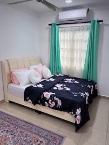 uma cama num quarto com cortinas verdes em Homestay Ampang Farah em Ampang