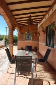 un patio al aire libre con mesa y sillas en Casa Rural Consuelo, en Jumilla