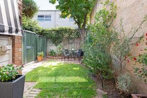 un pequeño jardín con mesa y sillas en un patio trasero en Character & Charm 3 bed home- Free wine en Adelaida