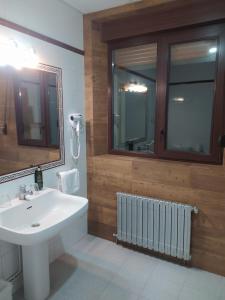 Koupelna v ubytování Balneario de Corconte + 37 fotografií