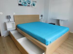Schlafzimmer mit einem Bett mit blauer Matratze in der Unterkunft Casa da Veiga in Lago