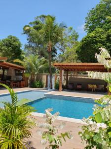 The swimming pool at or close to Residencial Maria Pitanga