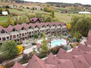 una vista aérea de un complejo con piscina en The Castle at Swan Lake, en Vernon