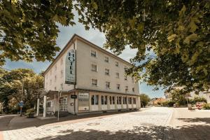 ein großes Gebäude an der Straßenseite in der Unterkunft Otto's Parkhotel Saarlouis in Saarlouis