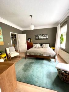 um quarto com uma cama e um tapete azul em JETHON Appartement in der Gasse em Grimschleben