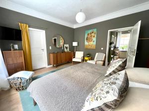 a bedroom with a large bed and a desk at JETHON Appartement in der Gasse in Grimschleben