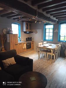 La Colombine في Vascoeuil: غرفة معيشة مع طاولة ومطبخ