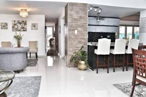 Un lugar para sentarse en Holiday Retreat with Private Pool and Amazing Views