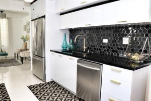 Una cocina o kitchenette en Holiday Retreat with Private Pool and Amazing Views