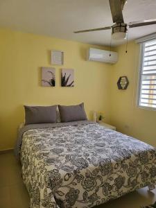 een slaapkamer met een groot bed in een kamer bij Relaxing Property with Stunning Views and Pool in Toa Baja