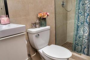 Un baño de Holiday Retreat with Private Pool and Amazing Views