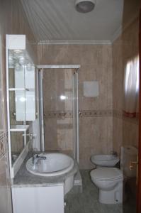 a bathroom with a tub and a toilet and a sink at Casa Rural Consuelo in Jumilla +21 photos