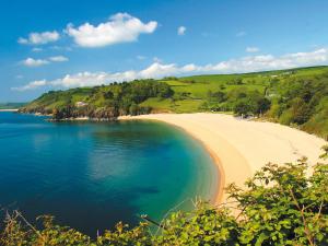 vistas a una playa de arena con el océano en Crew House en Dartmouth