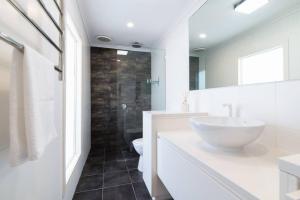 een witte badkamer met een wastafel en een toilet bij Character filled cottage in Norwood - Free wine in Adelaide
