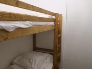 een paar stapelbedden in een kamer bij Appartement Châtel, 2 pièces, 6 personnes - FR-1-198-147 in Châtel