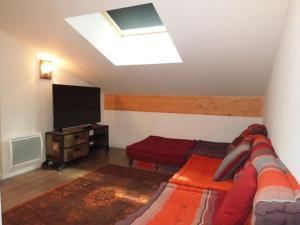 een woonkamer met een bank en een flatscreen-tv bij Appartement Châtel, 4 pièces, 6 personnes - FR-1-198-195 in Châtel