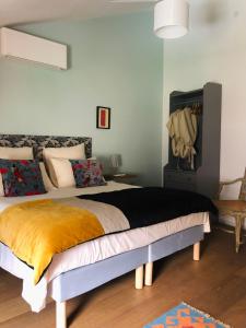 Llit o llits en una habitació de Le Gite de Tassigny
