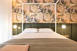 1 dormitorio con 1 cama grande y papel pintado con motivos florales en Savannah Apartment, by Bolhão Residences, en Oporto