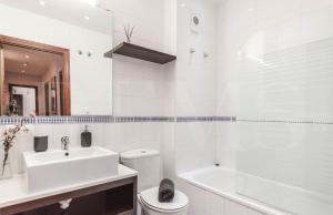 Ein Badezimmer in der Unterkunft Inviting apartment in the heart of Malaga by REMS