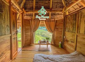 een kamer met een bed en een bord met drakenkinderkamer bij Pu Luong - Duy Phuong Homestay in Thanh Hóa