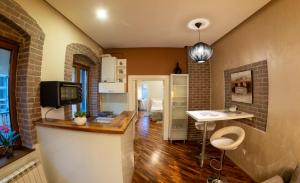 cocina y sala de estar con barra y TV en MOLDOs Haus, en Sibiu
