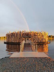 un quai en bois sur une masse d'eau dans l'établissement Arctic Bath, à Harads