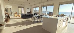 cocina y sala de estar con vistas al océano en Komos Beach Estate, en Kalamaki