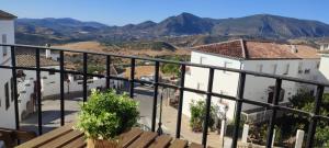 widok na miasto z górami w tle w obiekcie El MANANTIAL w mieście Zahara de la Sierra