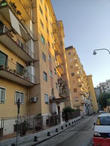 eine Reihe von Gebäuden in einer Stadtstraße mit einem Auto in der Unterkunft RICOMINCIO DA ME in Neapel