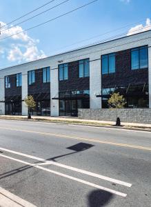 an empty street in front of a building at Dolly's Delight - Boutique Bliss Mins From Broadway in Nashville