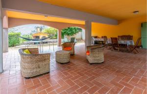 Posedenie v ubytovaní 3 Bedroom Beautiful Home In Marliana