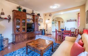 Televízia a/alebo spoločenská miestnosť v ubytovaní 3 Bedroom Beautiful Home In Marliana