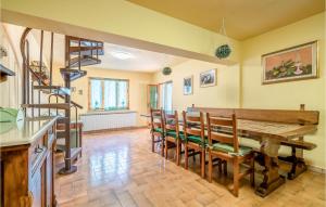 Fotografia z galérie ubytovania 3 Bedroom Beautiful Home In Marliana v destinácii Marliana