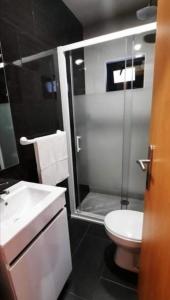 e bagno con doccia, servizi igienici e lavandino. di Alojamento Silva a Castelo de Paiva