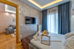een hotelkamer met een bed en een spiegel bij Apartman Melody Lux & Spa in Zlatibor