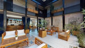 a patio with benches and plants in a building at Verso Hotel in Valparaíso