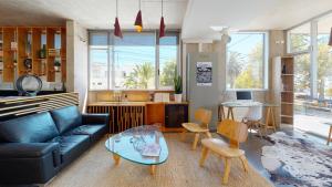 a living room with a couch and a table at Verso Hotel in Valparaíso