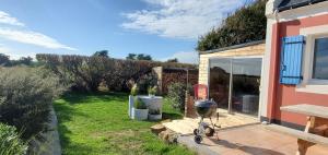 einen kleinen Garten mit Grill auf einer Terrasse in der Unterkunft Maison entre Terre et Mer avec Jacuzzi in Sauzon