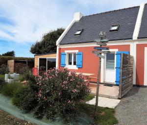 une petite maison avec un panneau de rue devant elle dans l'établissement Maison entre Terre et Mer avec Jacuzzi, à Sauzon